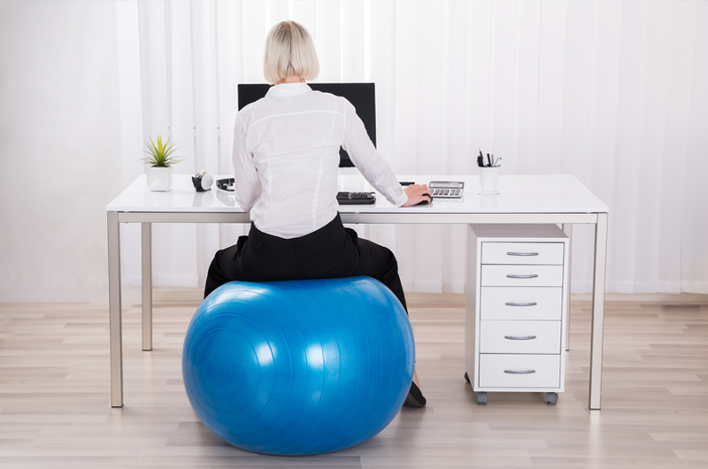 Ce-ai zice să șezi pe o minge, la birou, în loc de clasicul scaun?