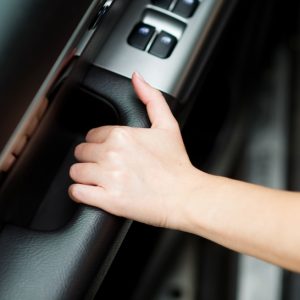 Tu ce mână folosești pentru deschiderea portierei de la mașină?