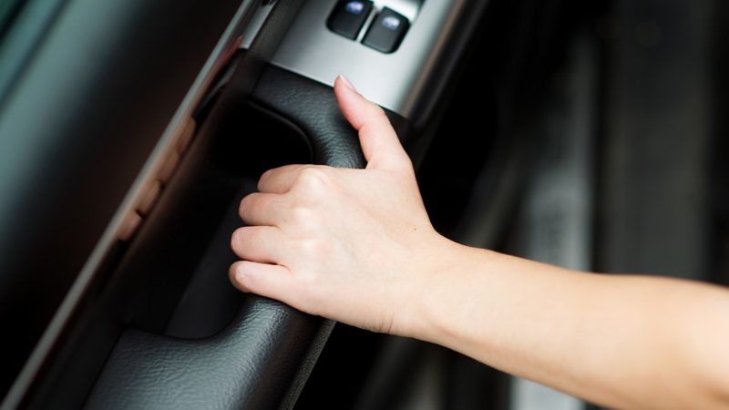 Tu ce mână folosești pentru deschiderea portierei de la mașină?